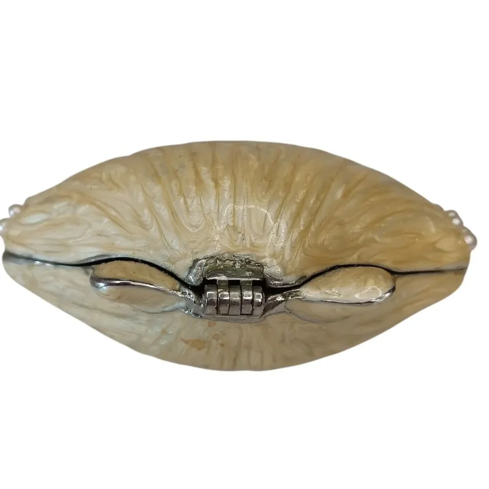 Unbranded clam shell